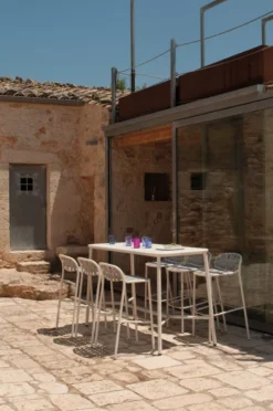 Emu Yard Counter Statafel Buiten Matt White 180x70 -Flos || EMU Winkel x886x886 543 yard sfeer 1.jpg.pagespeed.ic .Acw8lXuCzL