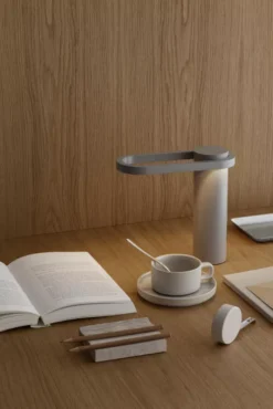 Blomus Hoop Tafellamp LED Oplaadbaar Warm Grey 27 Blomus Hoop Tafellamp LED Oplaadbaar Warm Grey -Flos || EMU Winkel x886x886 blomus hoop tafellamp10.jpg.pagespeed.ic .l3gdpKPbHm 1