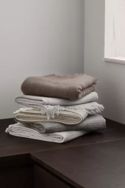 Blomus Merino Plaid 130x200 Fungi -Flos || EMU Winkel x886x886 blomus merino plaid 130x20011.jpg.pagespeed.ic .NpeRvDqWPJ