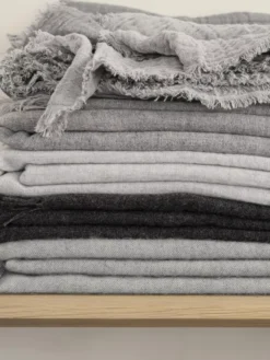 Blomus Merino Plaid 130x200 Fungi -Flos || EMU Winkel x886x886 blomus merino plaid 130x20019.jpg.pagespeed.ic .hkMJcabOYC