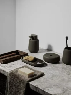 Blomus Sono Tray/dienblad Zwart 15 Blomus Sono Tray/dienblad Zwart -Flos || EMU Winkel x886x886 blomus sono zeepdispenser10.jpg.pagespeed.ic .GUsEJhdeRT