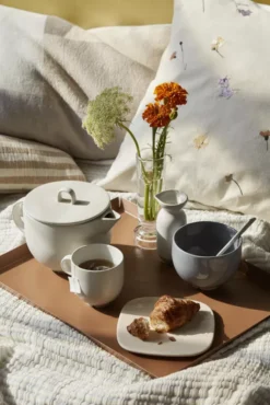 Broste Copenhagen Erika Dienblad 33x43 Pompoen Oranje -Flos || EMU Winkel x886x886 broste copenhagen flora kussen 40x601.jpg.pagespeed.ic .xfHv3JIFsD