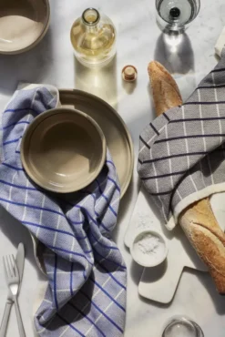 Broste Copenhagen Adam Snijplank 17x30 White Marble -Flos || EMU Winkel x886x886 broste copenhagen herman keukendoek3.jpg.pagespeed.ic .iDFQkGIkxP