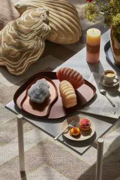 Broste Copenhagen Mie Dienblad 15x26 Donkerblauw -Flos || EMU Winkel x886x886 broste copenhagen seashell kussen light yellow1.jpg.pagespeed.ic .jJaXxS2mKG