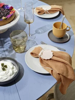 Broste Copenhagen Gracie Servet Aubergine -Flos || EMU Winkel x886x886 broste copenhagen vanilla ontbijt serviesset5.jpg.pagespeed.ic .3hs4UsoIpJ