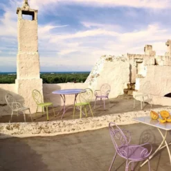 Emu Pigalle Tuinstoel Wit -Flos || EMU Winkel x886x886 emu 909 pigalle chair sfeer 1 600x600.jpg.pagespeed.ic .0BOueJEYTo