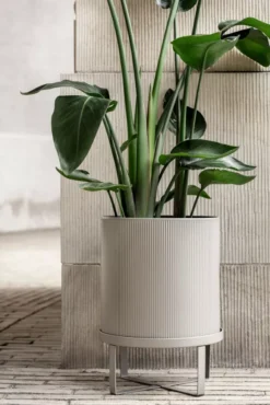 Ferm Living Bau Plantenbak Large Black -Flos || EMU Winkel x886x886 ferm living bau pot small.jpg.pagespeed.ic .eWSVAqmudA 1