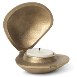 Ferm Living Clam Waxinelichthouder Messing -Flos || EMU Winkel x886x886 ferm living clam kandelaar messing1.jpg.pagespeed.ic .31135hke7m