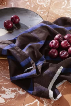 Ferm Living Hale Yarn-dyed Theedoek Chocolate/Bright Blue -Flos || EMU Winkel x886x886 ferm living hale yarn dyed theedoek13.jpg.pagespeed.ic .xADh7pgI2s