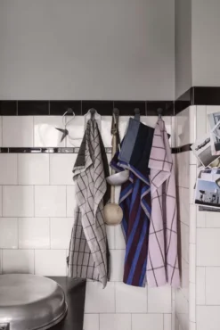 Ferm Living Hale Yarn-dyed Theedoek Chocolate/Bright Blue -Flos || EMU Winkel x886x886 ferm living hale yarn dyed theedoek22.jpg.pagespeed.ic .wAAuULrDoO