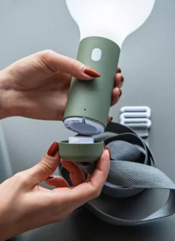 Fermob Aplo Hanglamp LED Oplaadbaar Ø11.5 Cactus 32 Fermob Aplo Hanglamp LED Oplaadbaar Ø11.5 Cactus -Flos || EMU Winkel x886x886 fermob aplo ophang riem accessoire1.JPG.pagespeed.ic .W5VFLr9B21