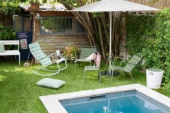 Fermob Luxembourg Low Fauteuil Met Armleuning Rosemary -Flos || EMU Winkel x886x886 fermob luxembourg schommelstoel42.jpg.pagespeed.ic .UOXttKjPTy