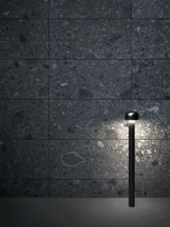 Flos Bellhop Sokkellamp LED Hoog Antraciet -Flos || EMU Winkel x886x886 flos bellhop sokkellamp led hoog2.jpg.pagespeed.ic .3ugt8DQNsL 1