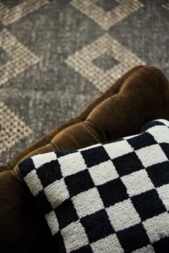 HKliving Black And White Statement Woolen Kussen 50x50 -Flos || EMU Winkel x886x886 hkliving black and white statement woolen kussen 50x507.jpg.pagespeed.ic .pgRhFvYNh0