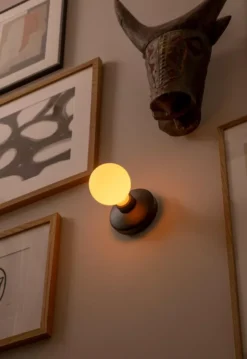 Humble Bee Wandlamp Oplaadbaar Goud Opaal -Flos || EMU Winkel x886x886 humble bee wandlamp oplaadbaar9.jpg.pagespeed.ic .6qji0viSu