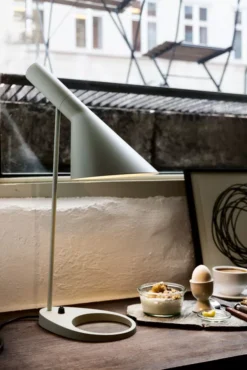 Louis Poulsen AJ Bureaulamp V3 Stainless Steel -Flos || EMU Winkel x886x886 louis poulsen aj tafellamp sfeer5.jpg.pagespeed.ic .F5FSyKrO55