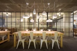 Marset Pleat Box Hanglamp Ø47 Oker/wit -Flos || EMU Winkel x886x886 marset pleat box sfeer 5.jpg.pagespeed.ic .sO383fV d7