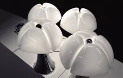 Martinelli Luce Pipistrello Mini Tafellamp LED Paarsrood -Flos || EMU Winkel x886x886 martinelli luce pipistrello tafellamp sfeer 3.jpg.pagespeed.ic .dR3289hKTs