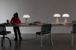 Martinelli Luce Pipistrello Mini Tafellamp LED Paarsrood -Flos || EMU Winkel x886x886 martinelli luce pipistrellomini sfeer 15.jpg.pagespeed.ic .zIjTU9mPgE