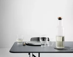 Audo Copenhagen Bottle Karaf 1L Transparant/staal -Flos || EMU Winkel x886x886 menu bottle karaf 1l2.jpg.pagespeed.ic .R4jrrudXem