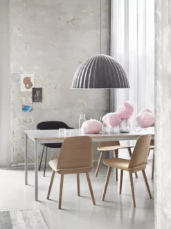 Muuto Corky Tall Glas 4 Stuks Transparant -Flos || EMU Winkel x886x886 muuto varjo vloerkleed sfeer 2.jpg.pagespeed.ic .38IiD6qDap