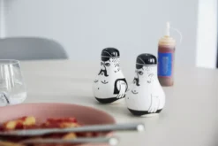 Normann Copenhagen Friends Peper- En Zoutstel -Flos || EMU Winkel x886x886 normann copenhagen friends peper en zoutstel8.jpg.pagespeed.ic .D3GJhJgatD