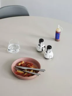 Normann Copenhagen Friends Peper- En Zoutstel -Flos || EMU Winkel x886x886 normann copenhagen friends peper en zoutstel9.jpg.pagespeed.ic .dleKHaCLF4