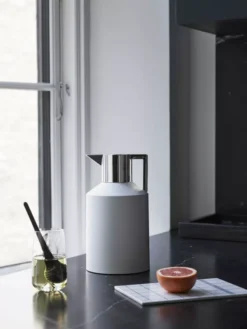 Normann Copenhagen Geo Vacuum Thermoskan 1,5 Wit/zilver -Flos || EMU Winkel x886x886 normann copenhagen geo vacuum thermoskan 1 516.jpg.pagespeed.ic .VTb 1irWVR