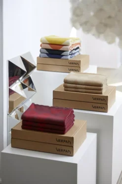 Verpan Mirror Throw Plaid 198x130 Oranje -Flos || EMU Winkel x886x886 verpan mirror throw plaid1.jpeg.pagespeed.ic .k7GtJFT4q9