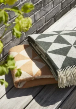 Verpan Mirror Throw Plaid 198x130 Oranje -Flos || EMU Winkel x886x886 verpan mirror throw plaid16.jpg.pagespeed.ic .9nzkCZeInd