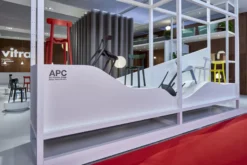 Vitra All Plastic Stoel Met Viltglijders Chocolate -Flos || EMU Winkel x886x886 vitra all plastic chair stoel sfeer 5 1.jpg.pagespeed.ic .pOdtx NayL